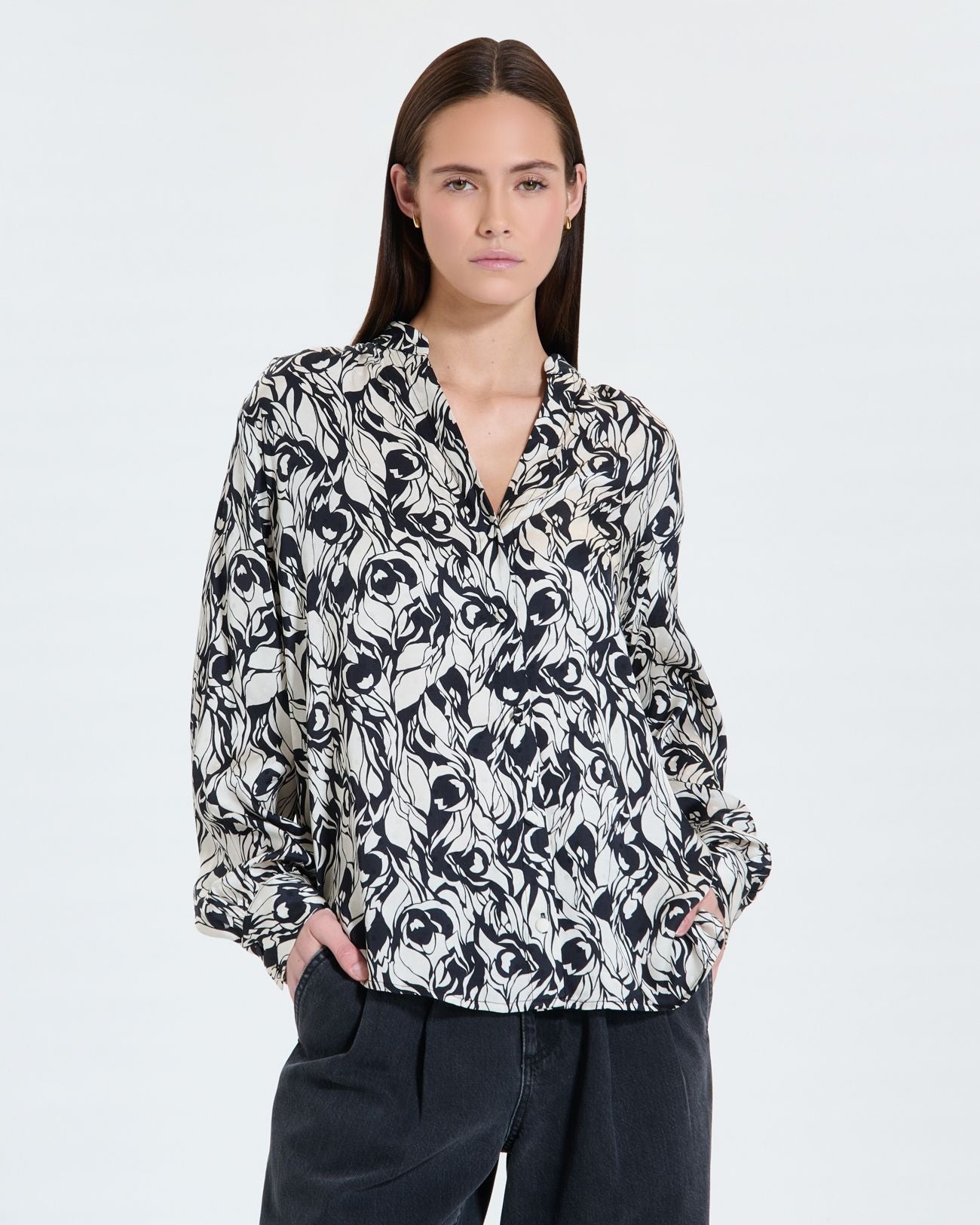Blusa fluida con estampado floral_1