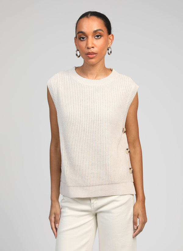An'ge – Pull Vivienne Ecru, model wearing a beige sleeveless knit jumper, front view