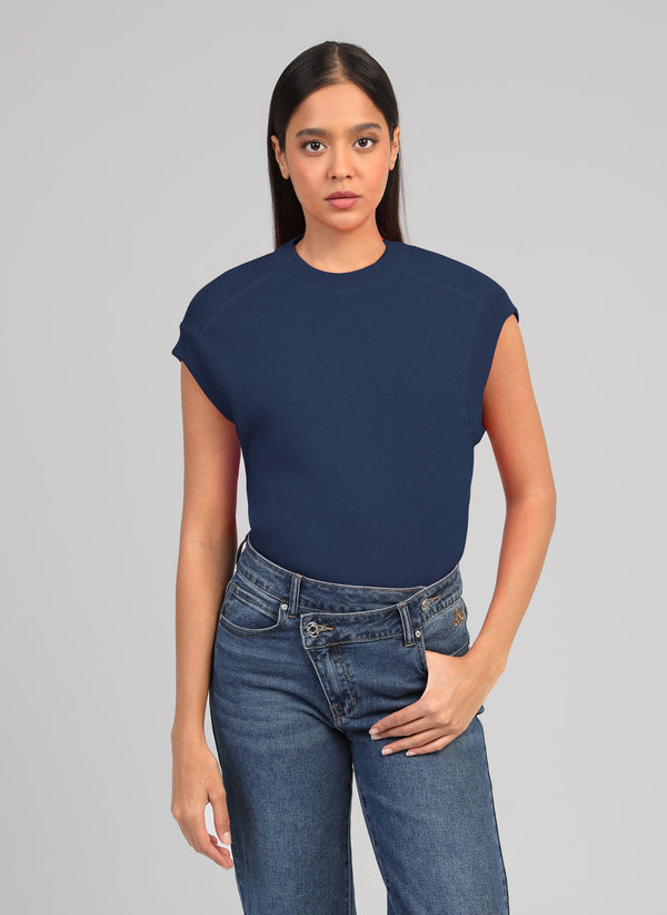 An'ge – Sweter Vizty Marine, modelka w granatowym t-shircie i niebieskich jeansach