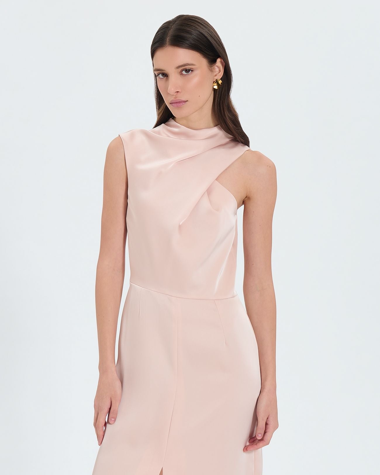 Vestido asimétrico raso nude_2