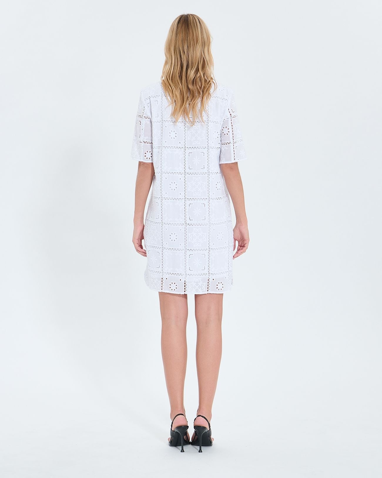 Vestido midi con bordado inglés crudo_3