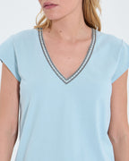Camiseta cuello pico azul cielo_1