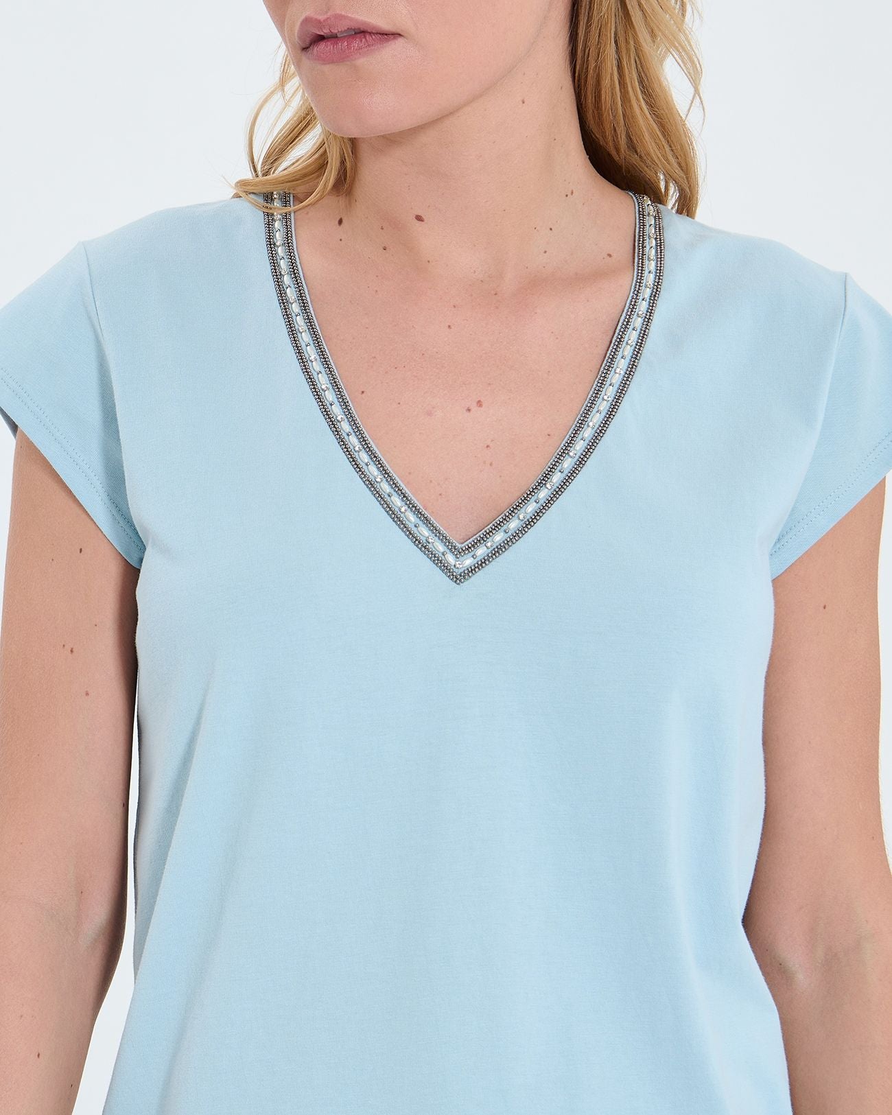 Camiseta cuello pico azul cielo_1