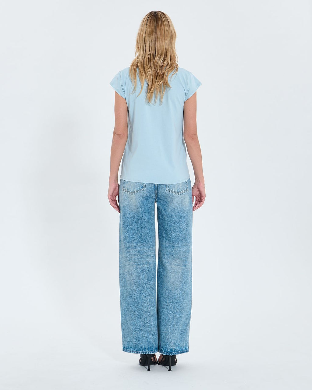 Camiseta cuello pico azul cielo_3