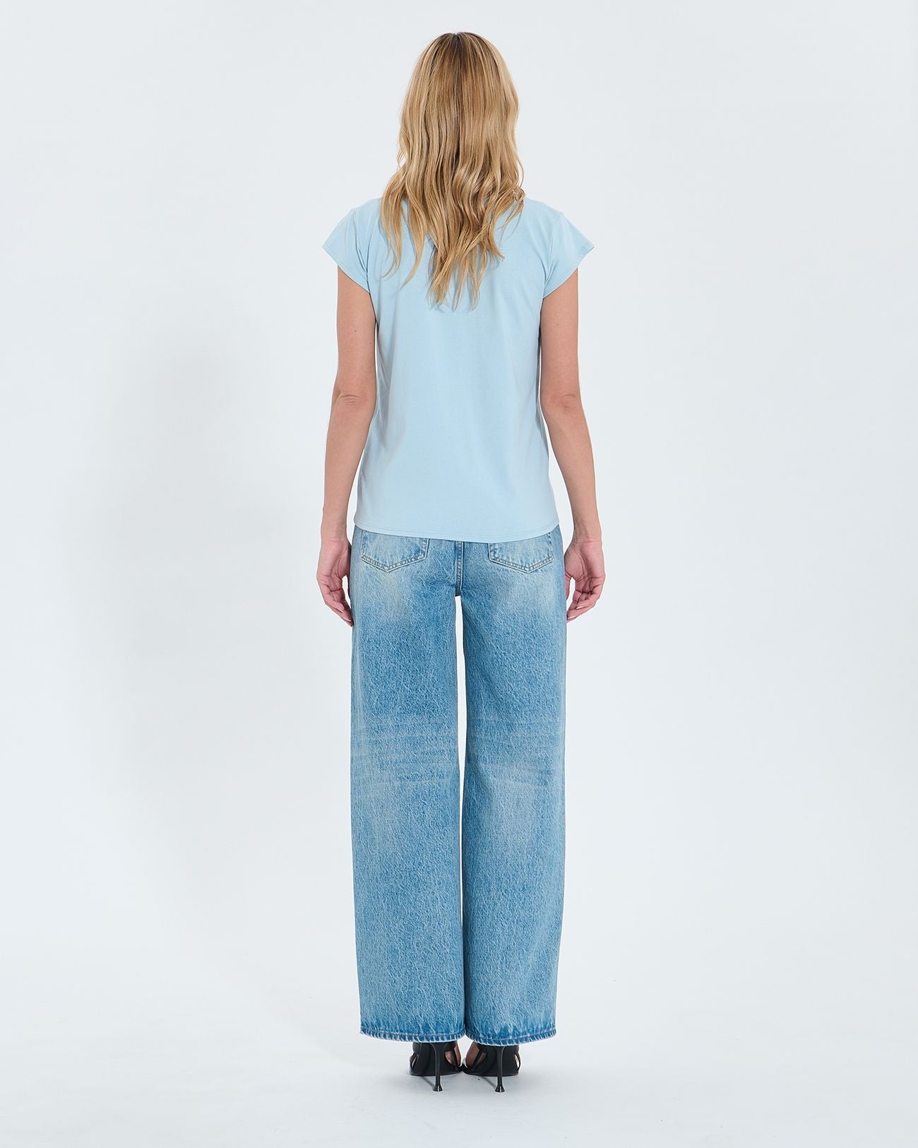 Camiseta cuello pico azul cielo_3