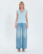 Camiseta cuello pico celeste_4