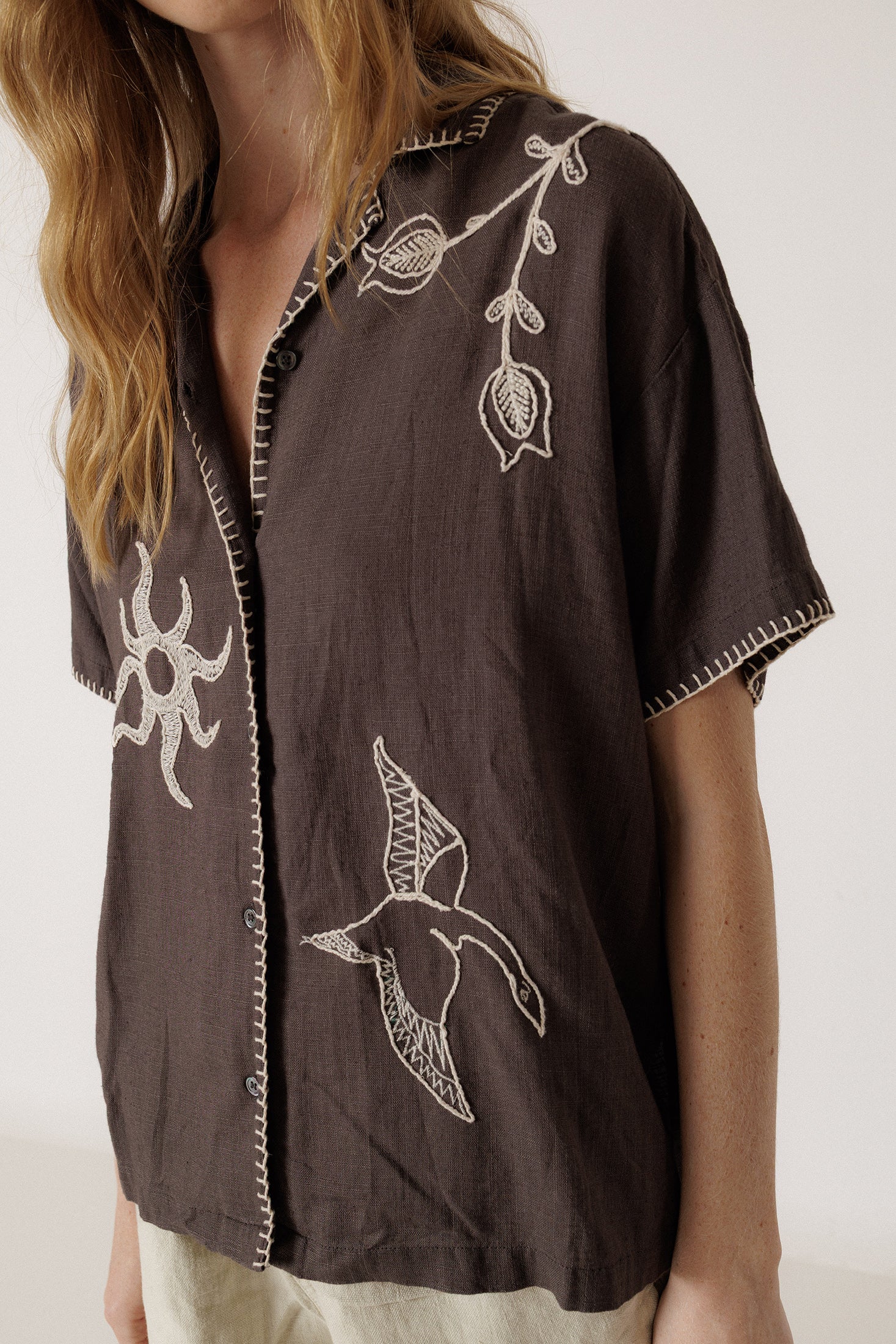Camisa con Bordado Artesanal - Carbón