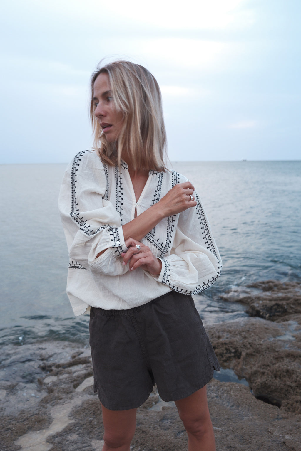 Blusa con bordado étnico - Crudo