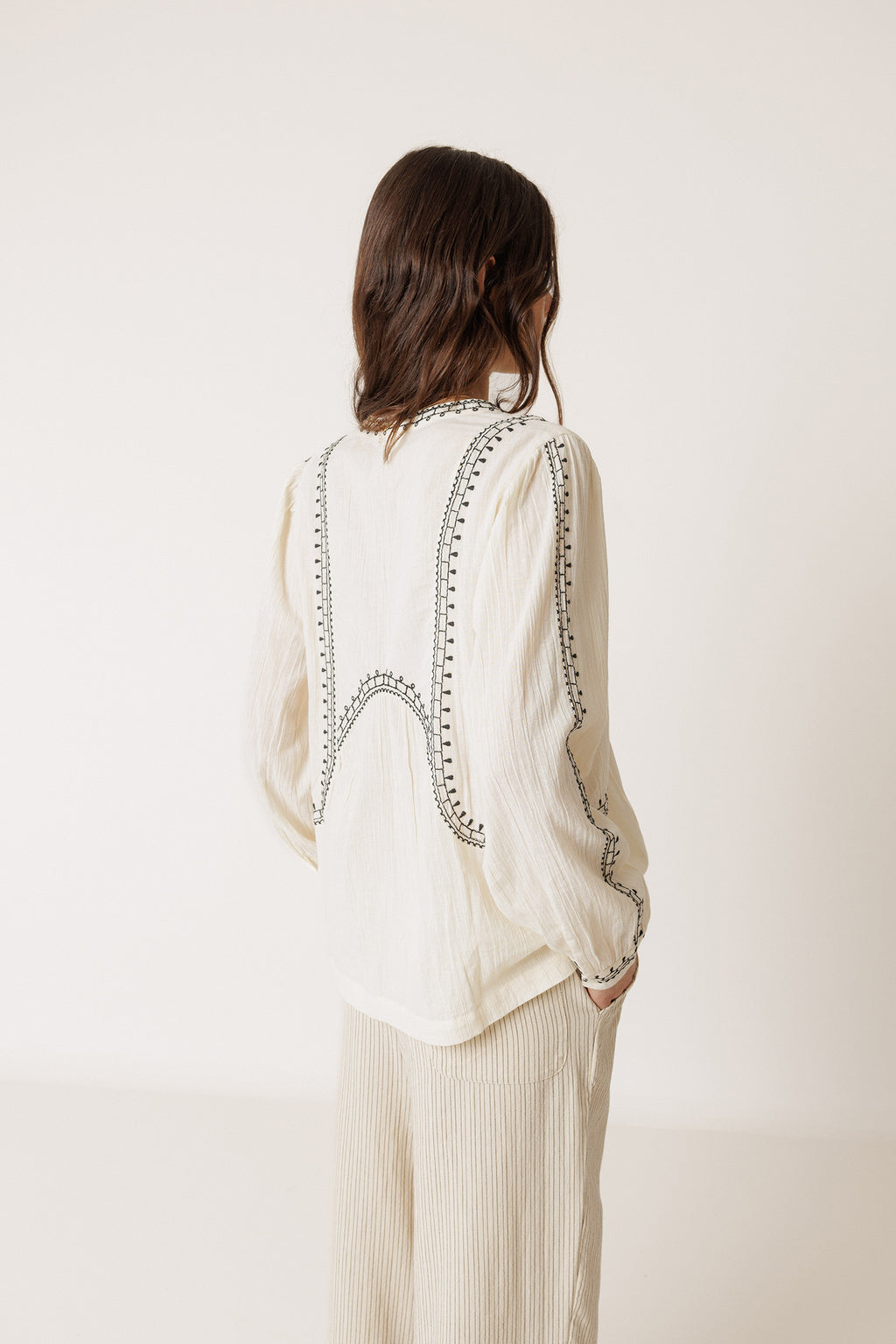 Blusa con bordado étnico - Crudo
