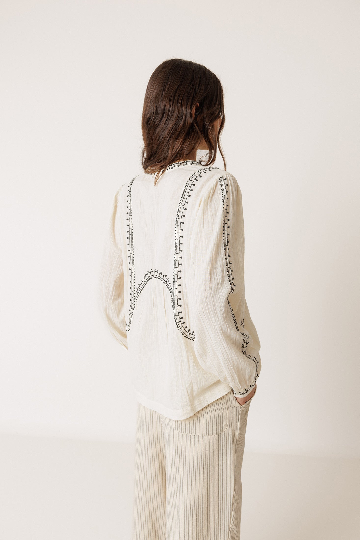 Blusa con bordado étnico - Crudo