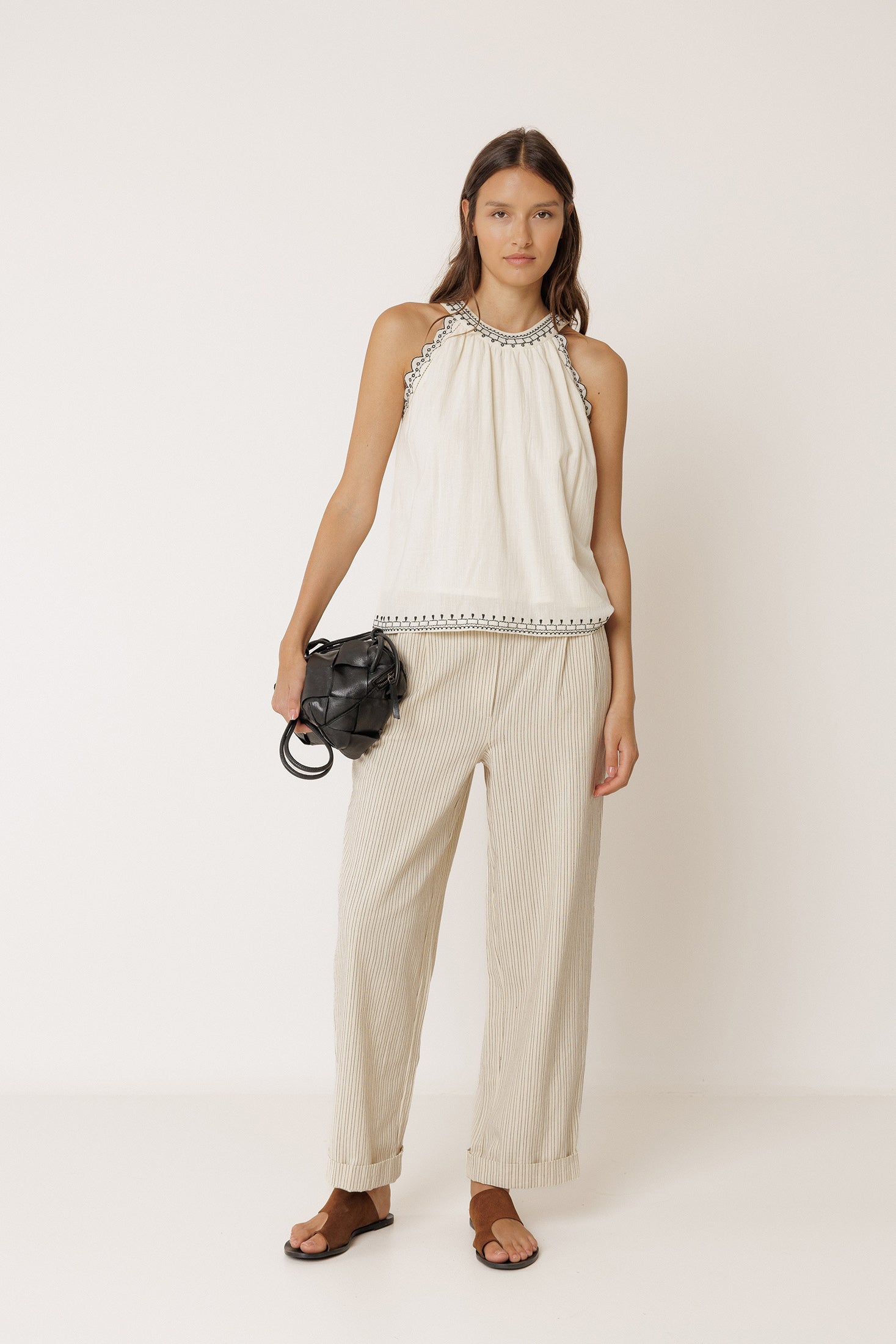 Top con bordado en contraste - crudo
