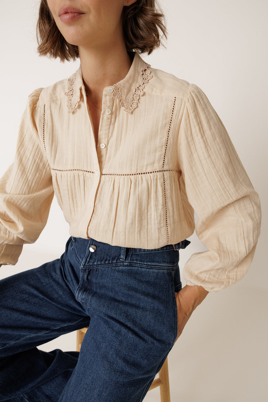 Camisa con escote de ganchillo - Pétalo