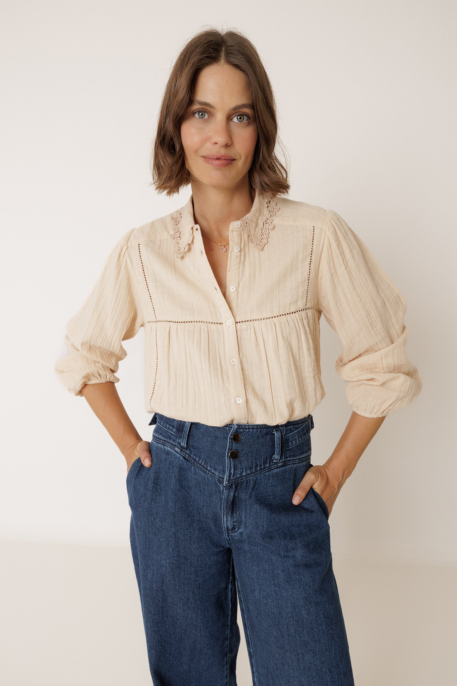 Camisa con escote de ganchillo - Pétalo