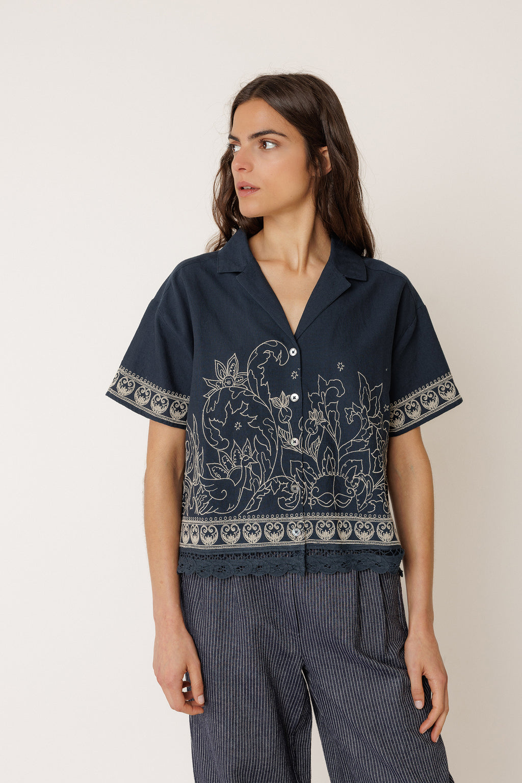 Camisa con Bordado en Contraste - Azul Marino