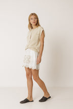 Short bordado con borde festoneado - Crudo