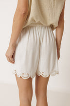 Short bordado con borde festoneado - Crudo