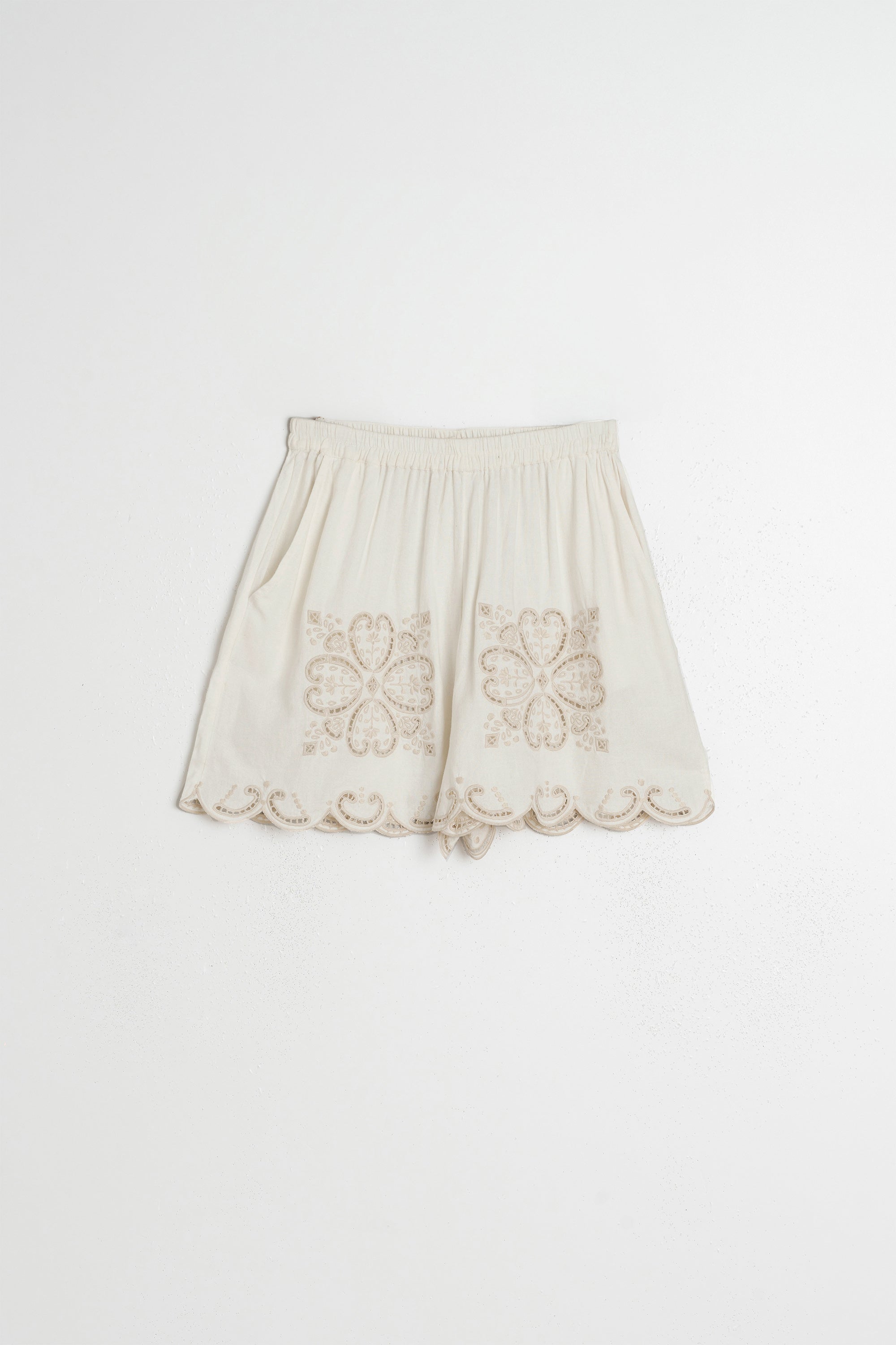 Short bordado con borde festoneado - Crudo