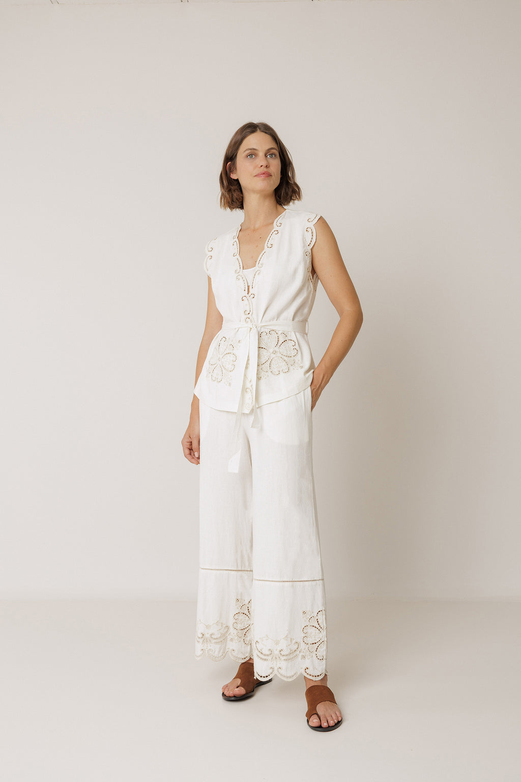 Pantalón con bajo bordado - Crudo