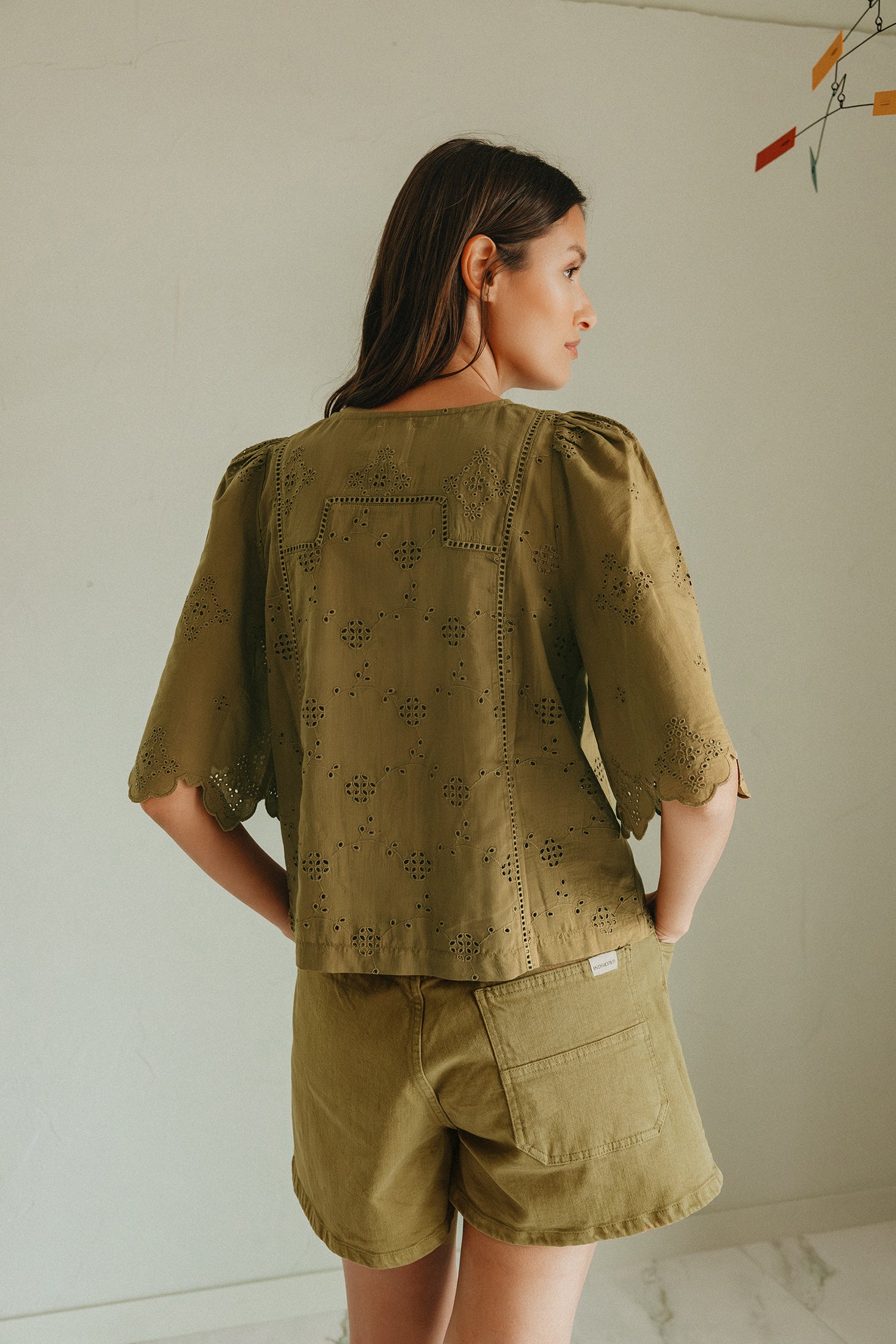 Camisa de Corte Recto con Bordado Schiffli - Caqui