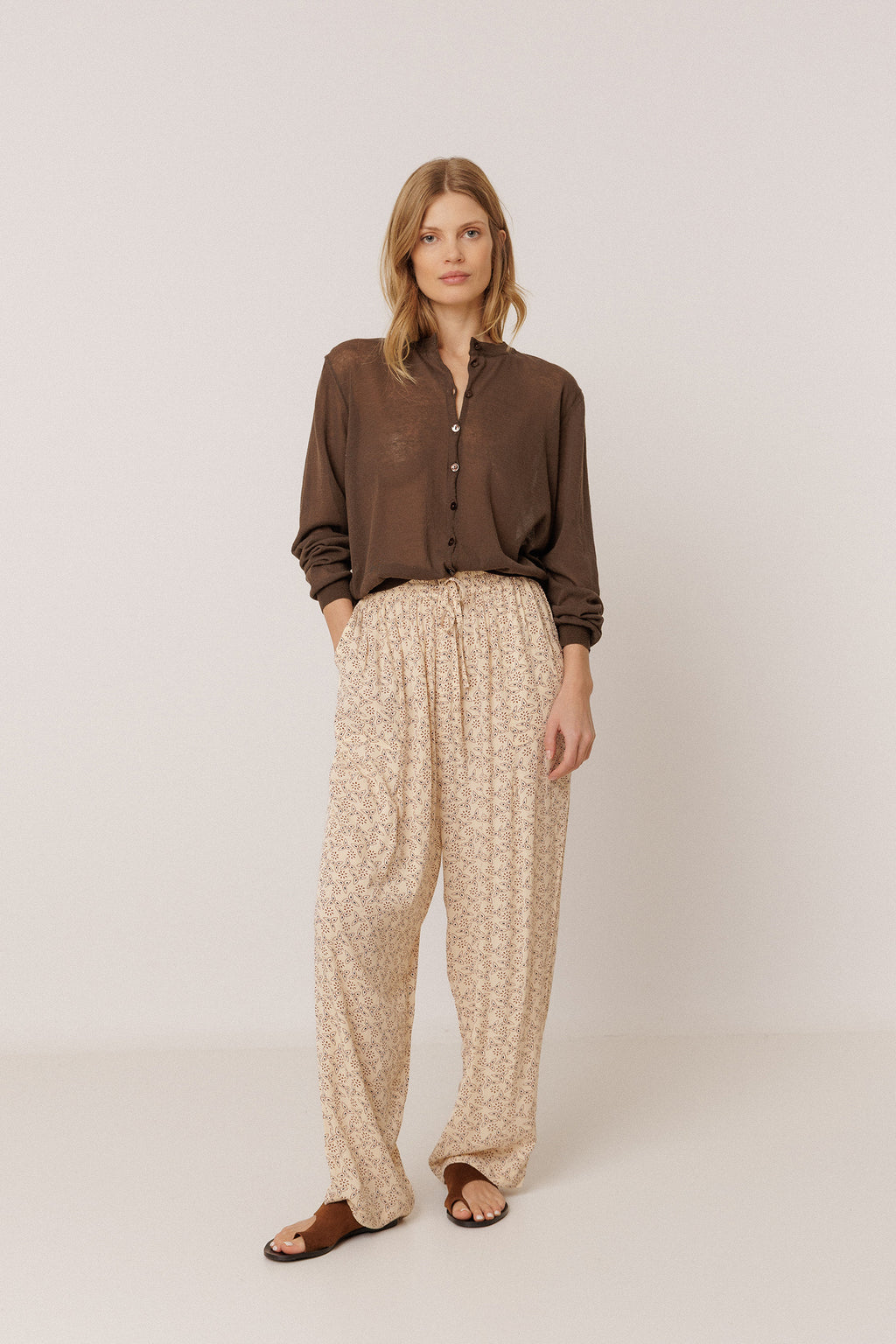 Pantalón fluido con estampado a bloques - Crudo