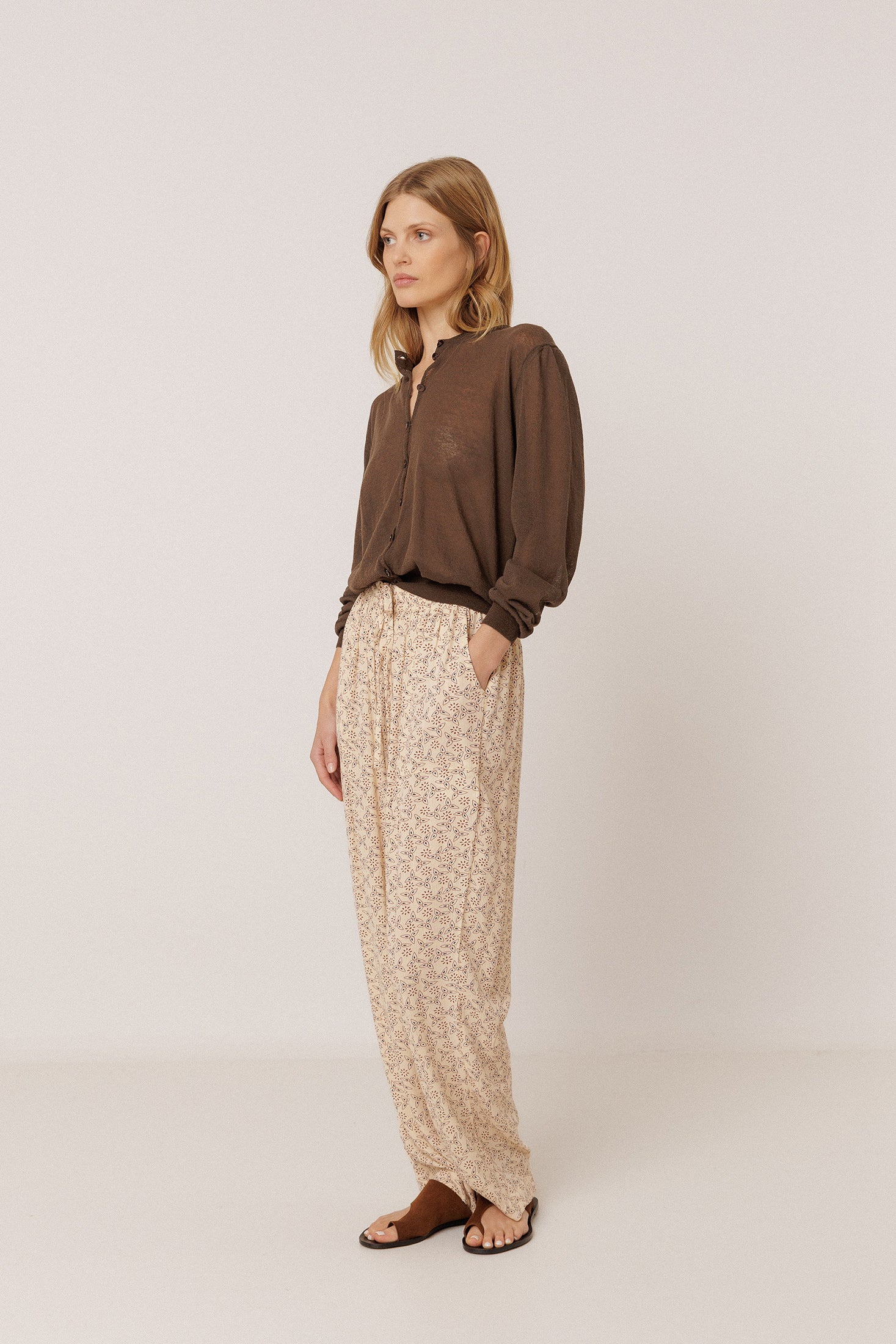 Pantalón fluido con estampado a bloques - Crudo