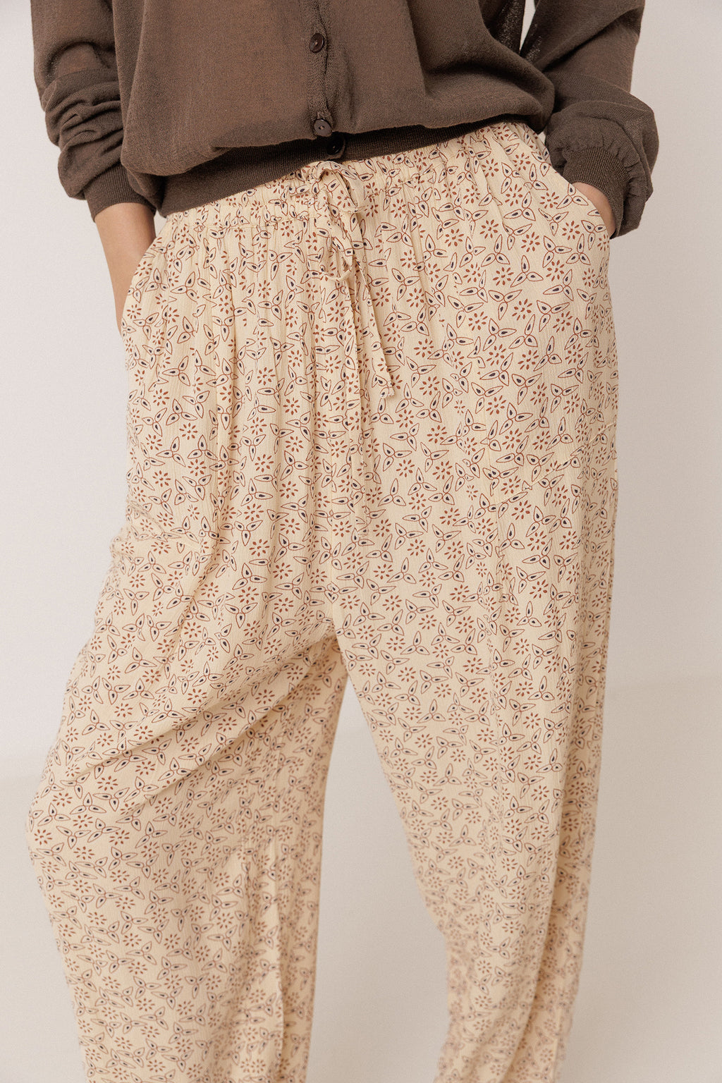Pantalón fluido con estampado a bloques - Crudo