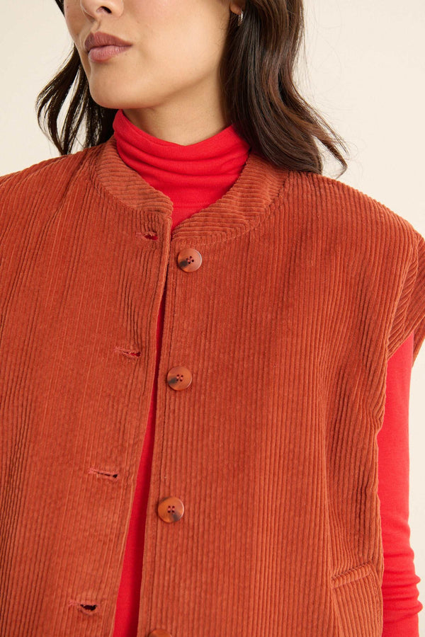 Tejido de pana 100% algodón, color terracota intenso, acolchado regular en toda la prenda. 