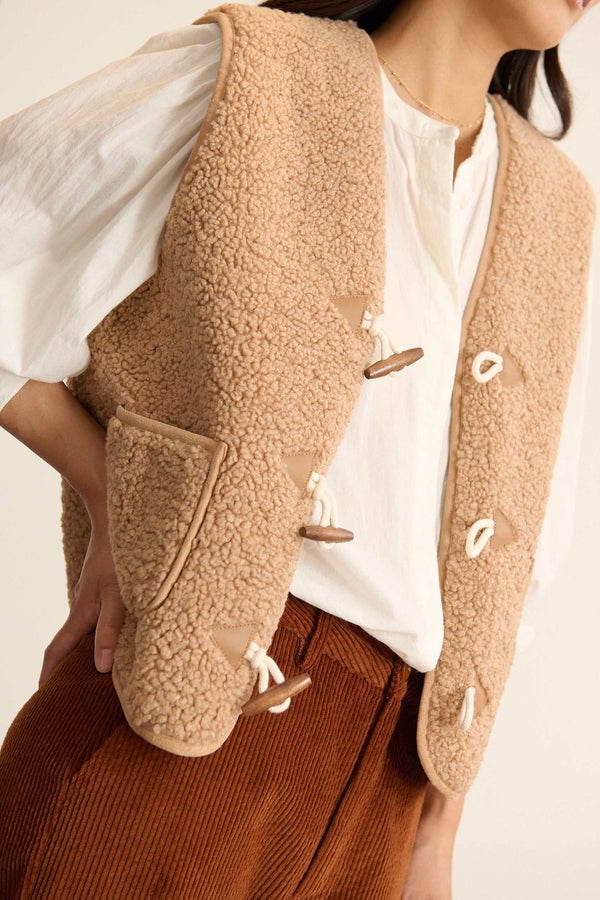 Cierre con botón de alamar a contraste, chaleco de invierno de color beis para mujer.