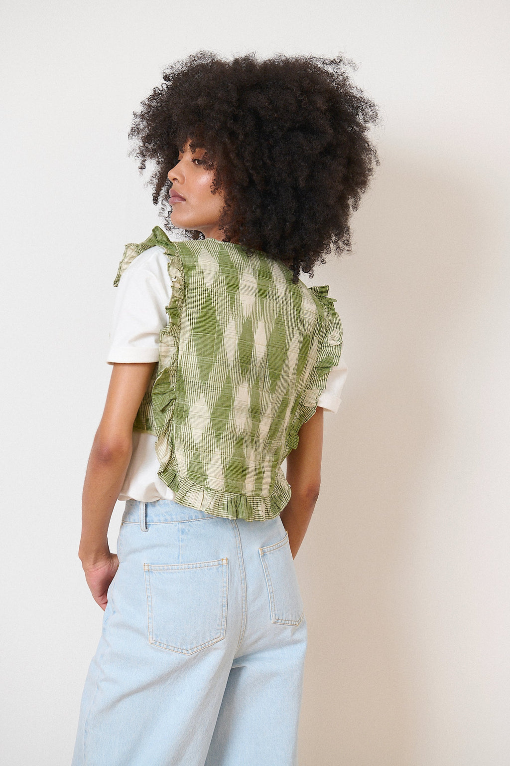 Veste kaki femme légère sans manches, tissu ikat, col avec lien et pompons, détails volantés