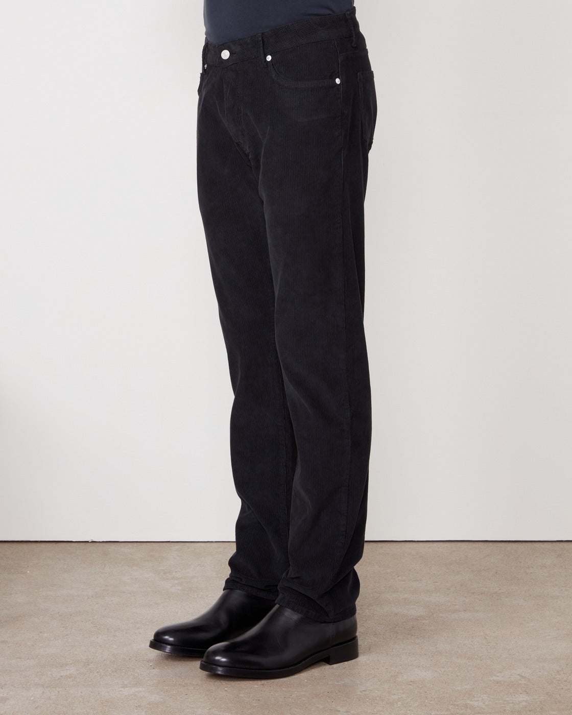 Officine Générale – Jean James - Noir - Homme, pantalon en velours côtelé noir porté par un mannequin, vue de profil