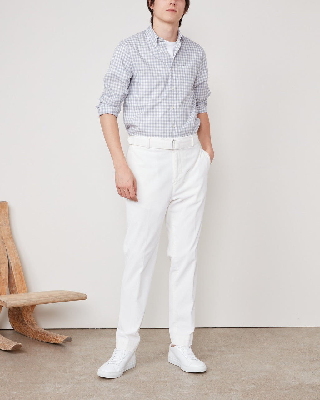 Officine Générale – Chino Owen - Écru - Homme, mannequin homme portant une chemise à carreaux et un pantalon blanc
