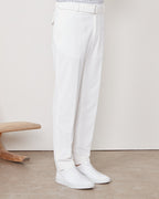 Officine Générale – Chino Owen - Écru - Homme, pantalon blanc porté par un mannequin, vue de profil