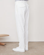 Officine Générale – Chino Owen - Écru - Homme, pantalon blanc porté par un mannequin, vue de profil, avec des baskets blanches