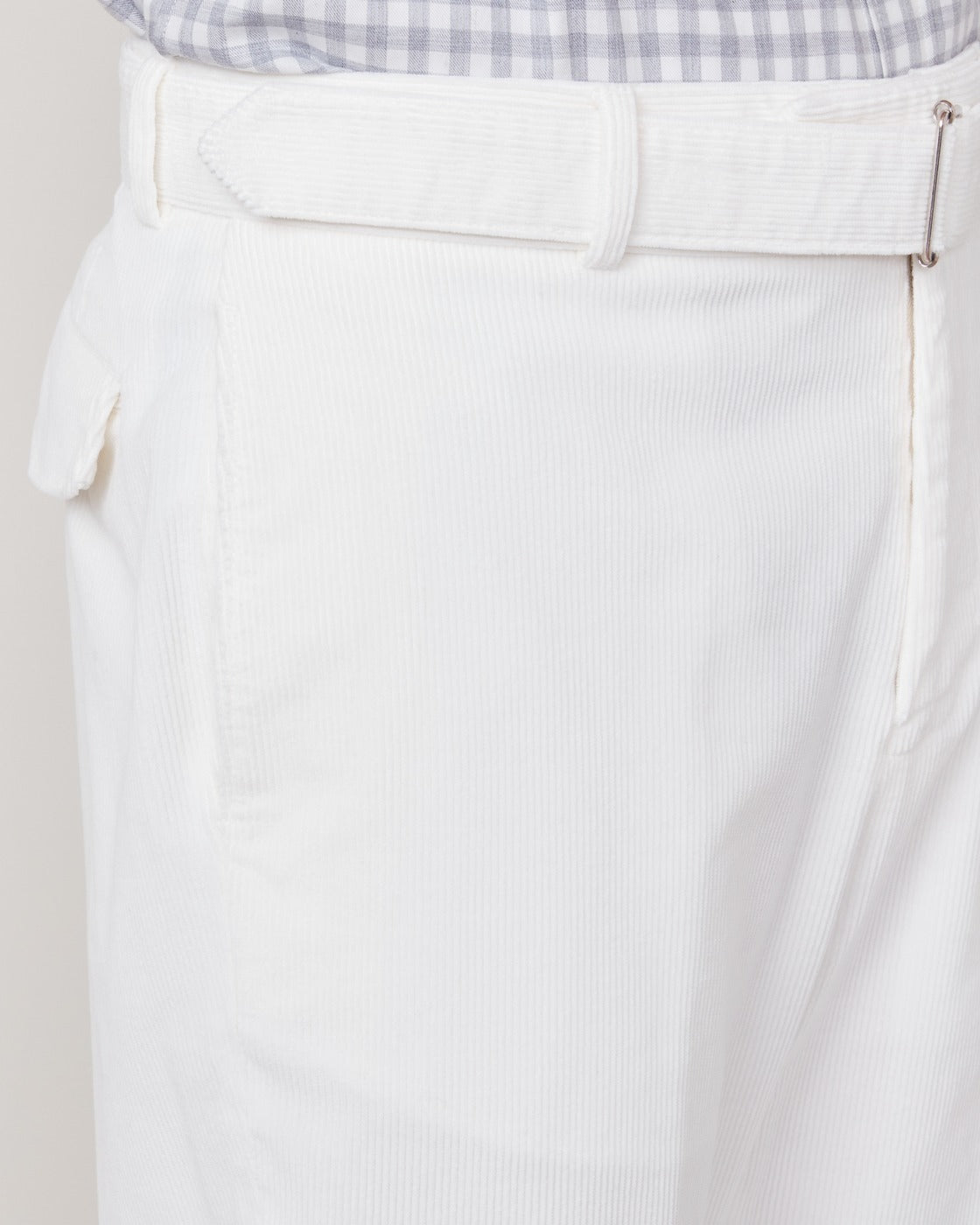 Officine Générale – Chino Owen - Écru - Homme, pantalon blanc en velours côtelé porté par un mannequin