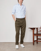 Officine Générale – Chemise Giacomo - Blanc/Bleu - Homme, mannequin homme portant une chemise bleue et un pantalon kaki de face