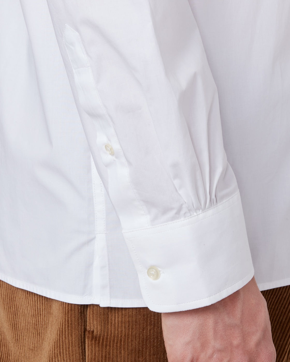 Officine Générale – Chemise Gaston - Blanc - Homme, gros plan sur le poignet d'une chemise blanche en coton