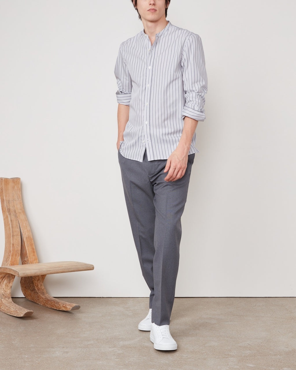 Officine Générale – Chemise Gaston - Gris Clair/Blanc/Noir - Homme, mannequin homme de face, chemise rayée grise et pantalon gris