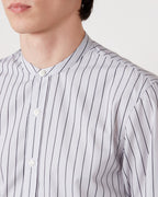 Officine Générale – Chemise Gaston - Gris Clair/Blanc/Noir - Homme, chemise rayée blanche et noire portée par un homme, vue de côté