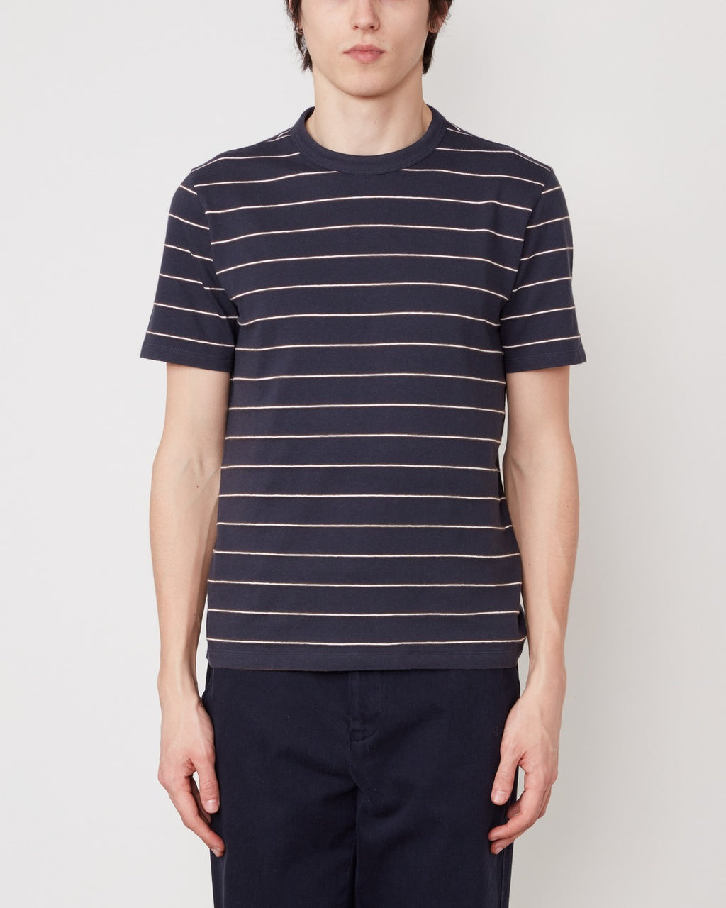 Officine Générale – T-Shirt Manches Courtes - Bleu Marine/Écru/Café Foncé - Homme, mannequin homme portant un t-shirt rayé bleu marine et un pantalon bleu marine