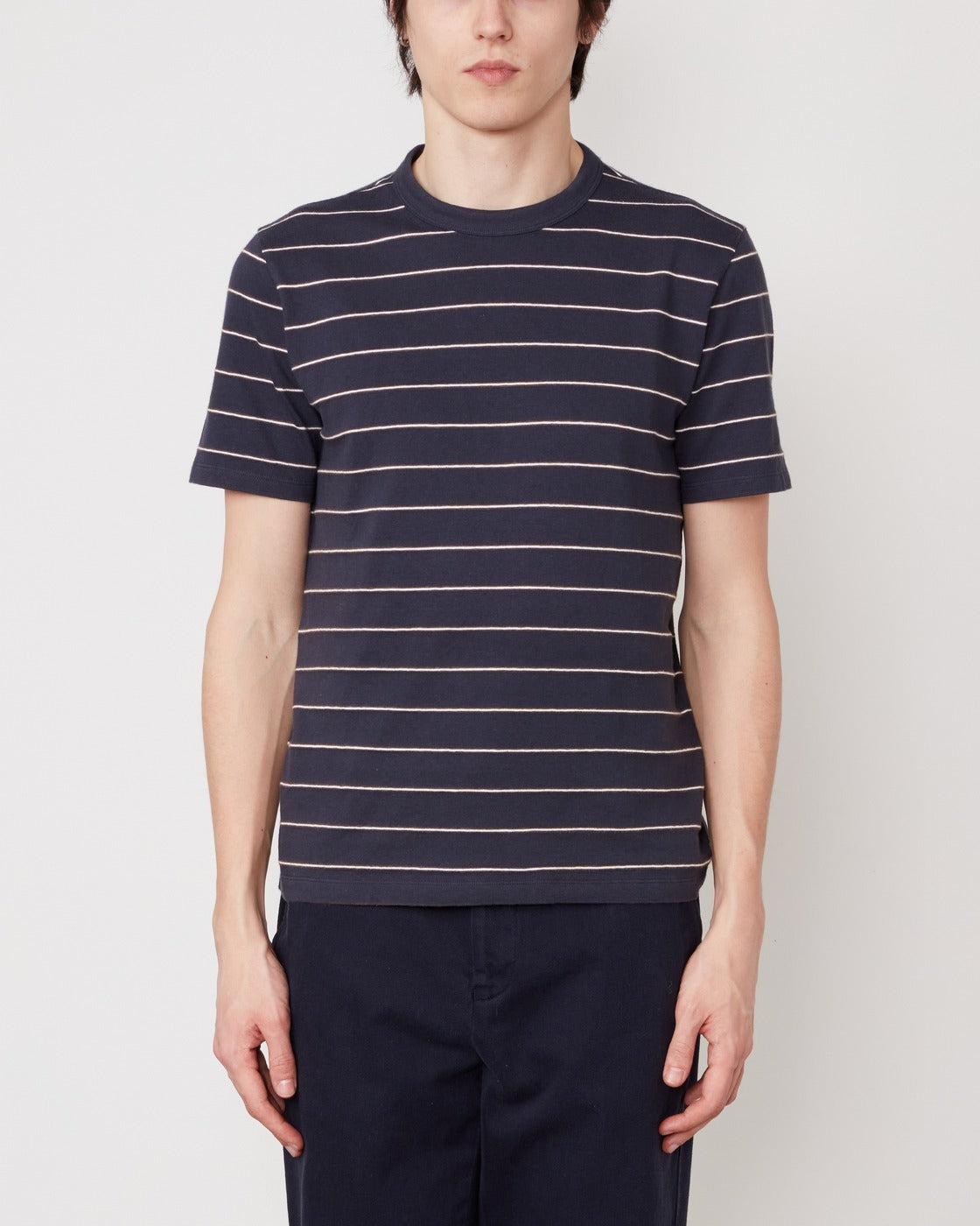Officine Générale – T-Shirt Manches Courtes - Bleu Marine/Écru/Café Foncé - Homme, mannequin homme portant un t-shirt rayé bleu marine et un pantalon bleu marine