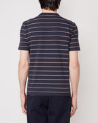 Officine Générale – T-Shirt Manches Courtes - Bleu Marine/Écru/Café Foncé - Homme, t-shirt rayé bleu marine et beige, porté de dos par un homme