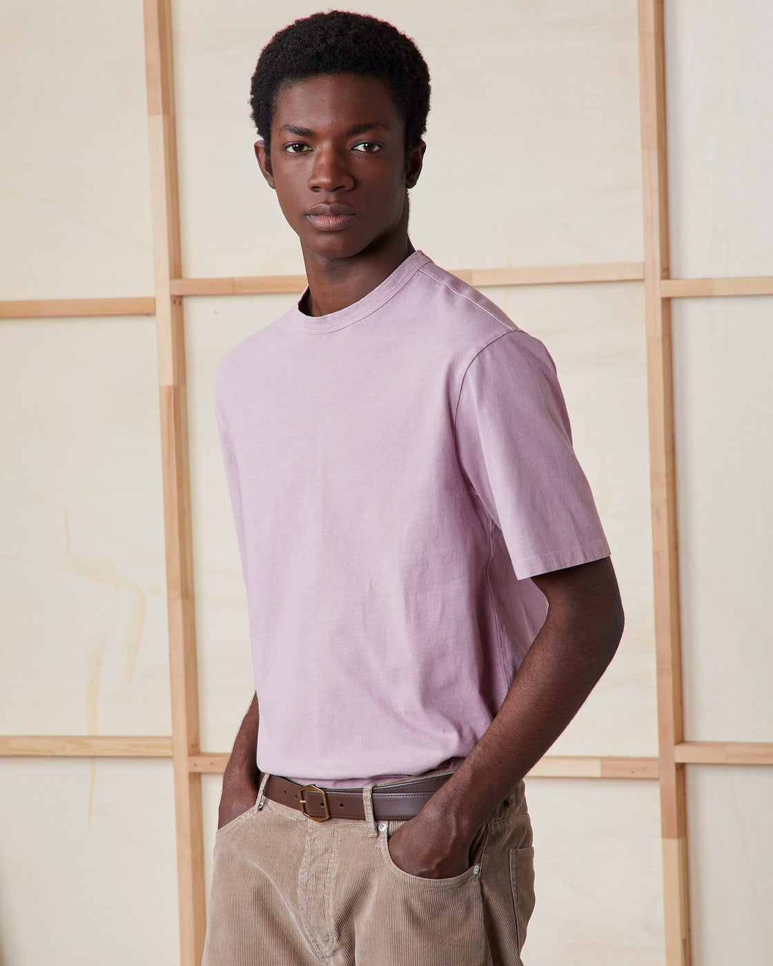 Officine Générale – T-Shirt Benny - Baie - Homme, mannequin homme portant un t-shirt rose et un pantalon beige
