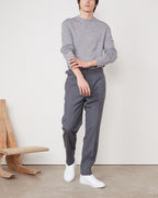 Officine Générale – T-Shirt Benny Manches Longues - Gris Chiné Clair - Homme, mannequin portant un pull gris et un pantalon gris, vue de face