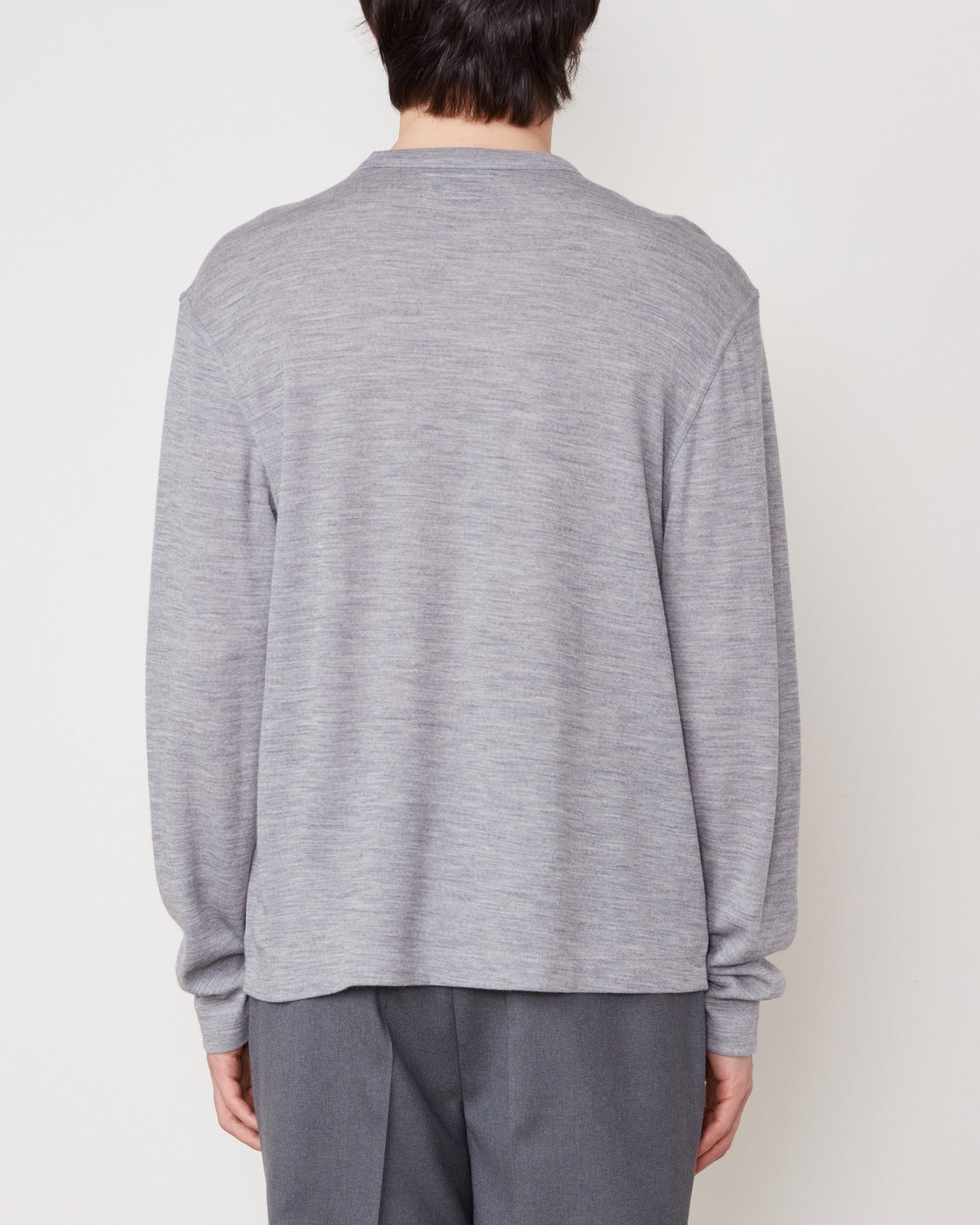 Officine Générale – T-Shirt Benny Manches Longues - Gris Chiné Clair - Homme, mannequin de dos portant un pull gris en maille fine