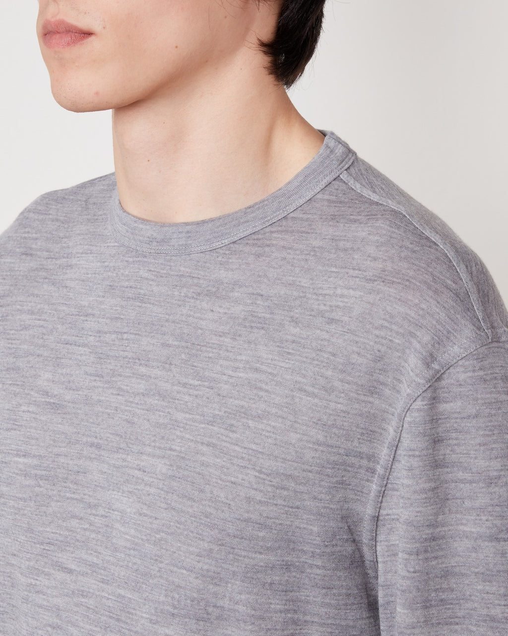 Officine Générale – T-Shirt Benny Manches Longues - Gris Chiné Clair - Homme, homme portant un t-shirt gris chiné, vue de profil