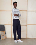 Officine Générale – Pantalon Walter Pli Marqué - Bleu Marine - Homme, mannequin homme de face, pull rayé blanc et pantalon bleu marine