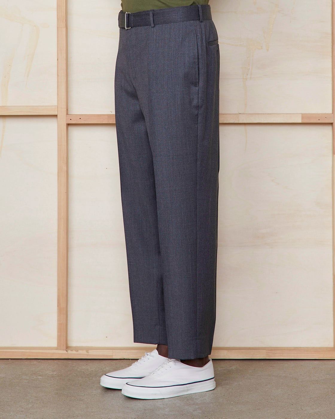 Officine Générale – Pantalon Hoche - Gris Moyen - Homme, pantalon gris foncé porté par un mannequin, vue de profil