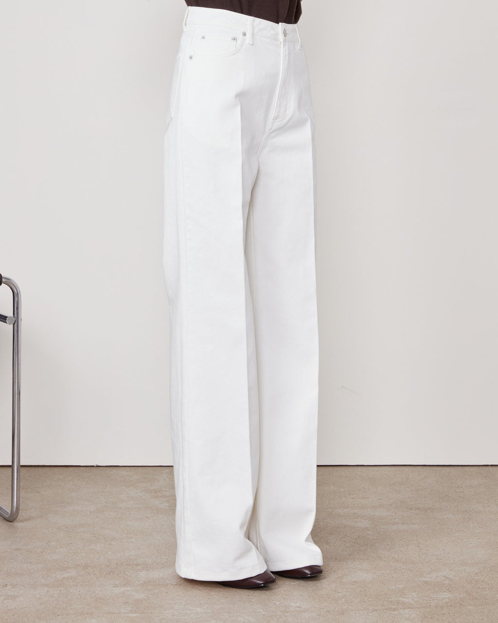 Officine Générale – Jean Romy - Écru - Femme, pantalon blanc large porté par un mannequin, vue de profil
