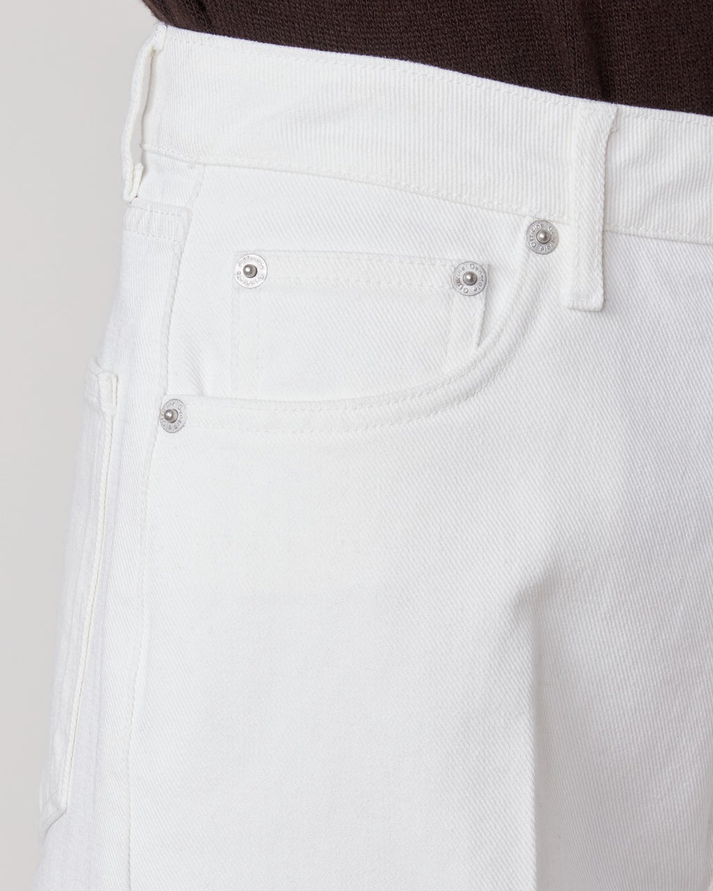 Officine Générale – Jean Romy - Écru - Femme, gros plan sur la poche avant d'un jean blanc en coton