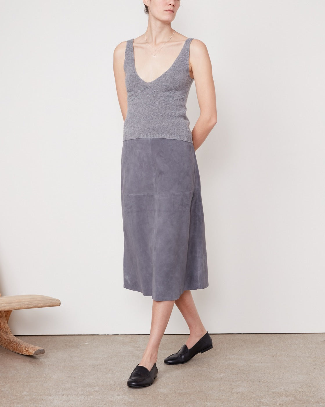 Officine Générale – Débardeur Loane - Gris Chiné Clair - Femme, mannequin portant un débardeur gris et une jupe midi en daim gris